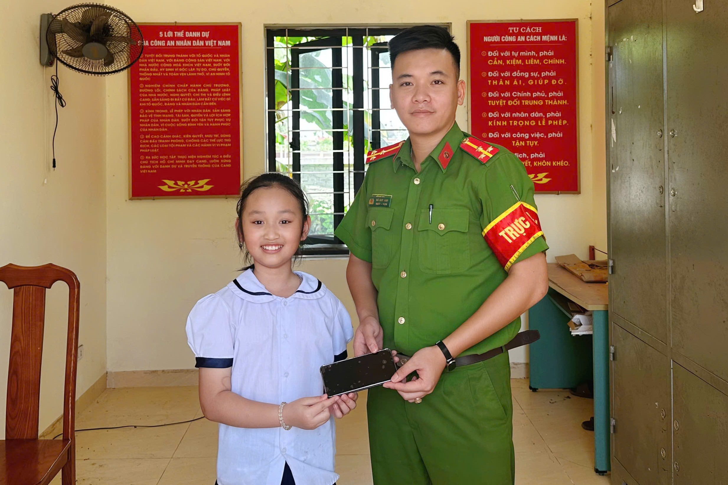 Nhặt được tài sản, học sinh lớp 3 giao nộp Công an xã An Khánh tìm người đánh rơi
